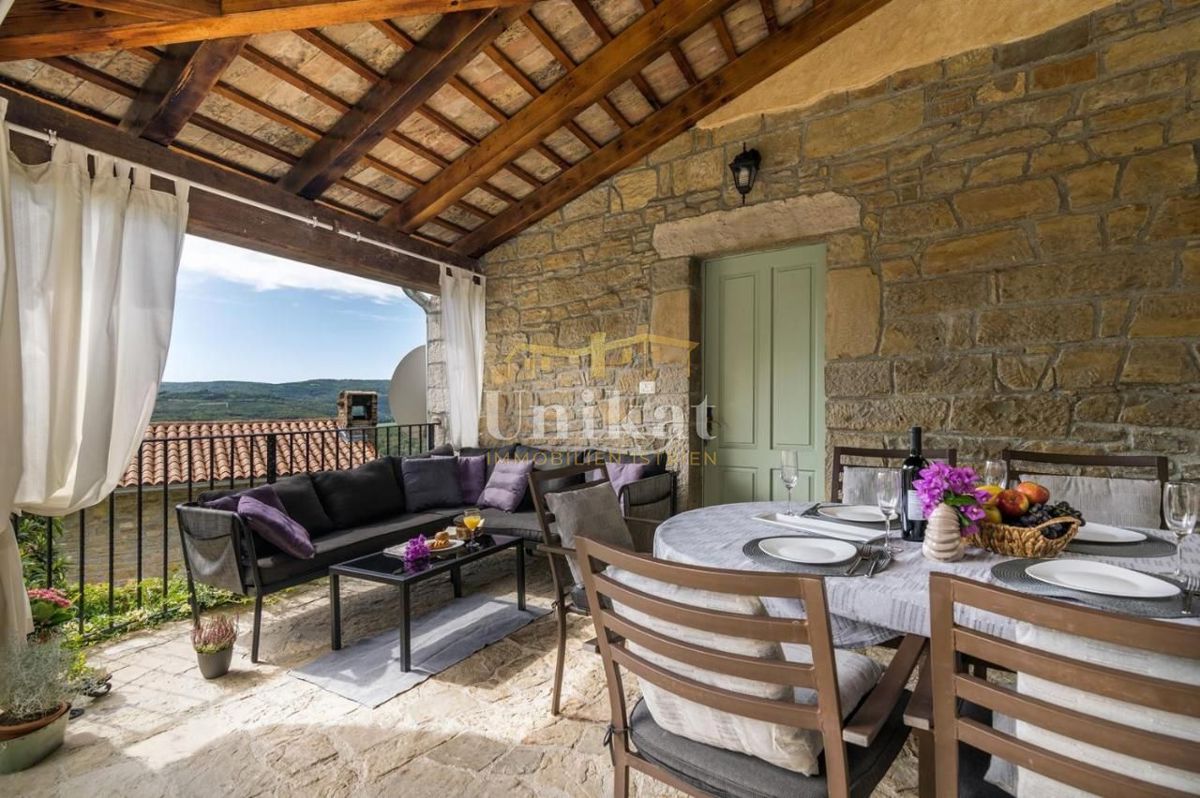 Casa in pietra ristrutturata con piscina e vista su Motovun